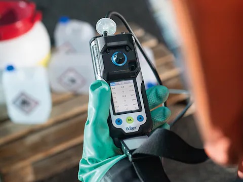ndustrial worker checks draeger portable gas detector screen